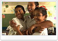 David Zamora Muñoz (centro) y otros estudiantes de El Riíto, una escuela acogedora para la infancia que cuenta con el apoyo de UNICEF en Punta Arena (Nicaragua). Allí se matriculan todos los alumnos, inlcuidos aquellos con necesidades especiales. 